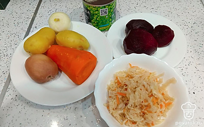 Картофель, свеклу, морковь предварительно отварите. 