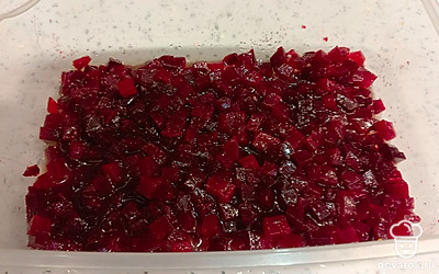 Вся фишка в том, что винегрет выкладывается слоями. Так блюдо может храниться до 3 дней, и овощи сохраняют свой цвет. Первый слой — отварная свекла, нарезанная мелким кубиком. Залейте ее нерафинированным маслом (с запахом). Добавьте щепотку лимонной кислоты и 2-3 чайных ложки сахара. Все хорошо перемешайте.