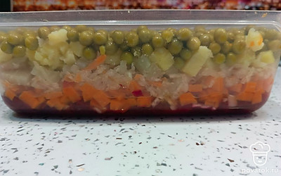 Выложите слоями остальные овощи (лук, морковь, картофель, квашеная капуста, маринованный огурец и зеленый горошек). По желанию можно добавить черный молотый перец.
