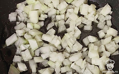 Лук нарежьте кубиком и обжарьте на растительном масле.