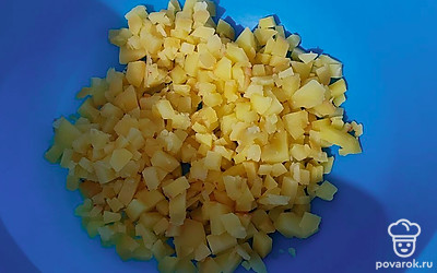 Заранее отваренные овощи тоже нашинкуйте кубиками. Начните с картошки.