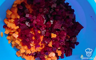 Добавьте измельченные морковь и свеклу.