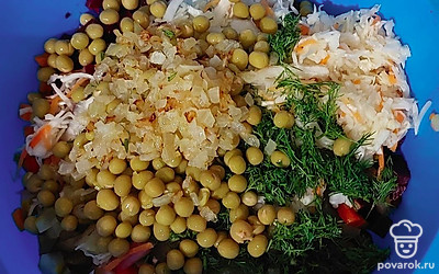 Добавьте мелко рубленный укроп и зеленый горошек. Сверху залейте остывшее масло с луком. Посолите все и тщательно перемешайте. 