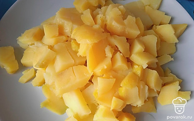Вареный картофель нарежьте небольшими кубиками.