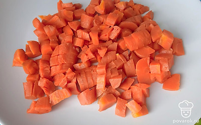 Добавьте нарезанную морковь.