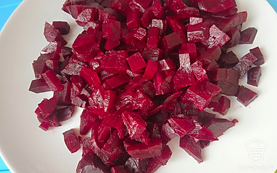 Добавьте нарезанную кубиками свеклу.