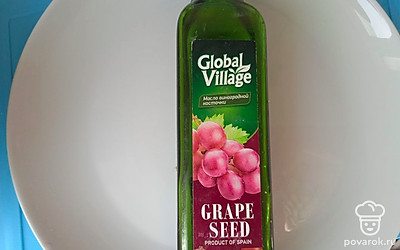 Заправьте виноградным маслом.