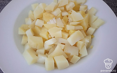 Вареный картофель нарежьте кубиками.