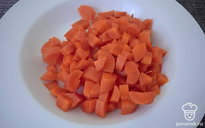 Добавьте вареную морковь, нарезанную кубиками.