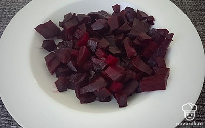 Добавьте вареную свеклу, нарезанную кубиками.