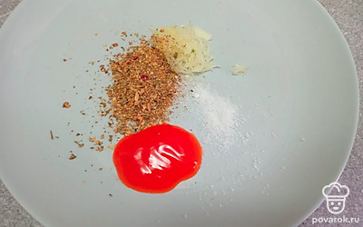 Смешайте приправу, соус чили, измельченный чеснок и соль. 