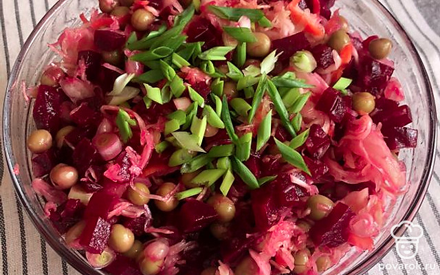 Легкий винегрет с квашеной капустой и зеленым луком — Рецепт с фото