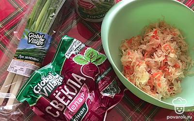 Подготовьте все ингредиенты. Свеклу я беру готовую, вареную. Капуста у меня своя, мелко нашинкованная. Подойдет любая квашеная.