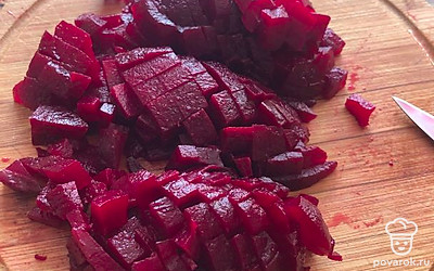 Нарежьте мелкими кубиками.