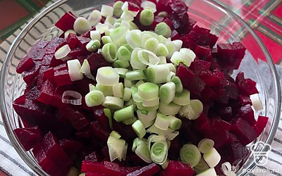 Добавьте все в миску, полейте маслом.