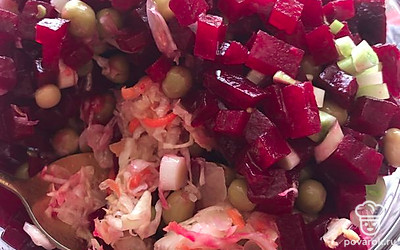 Аккуратно перемешайте и дайте настояться. Я не солю, но вы можете добавить соль по своему вкусу и поперчить. Мне достаточно соли от капусты.