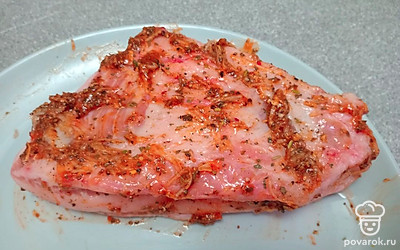 Обмажьте этой смесью свиные щечки.