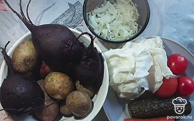 Отварите и остудите картофель.