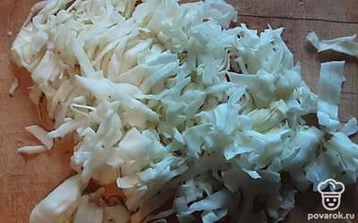 Отделите от капусты несколько листьев и мелко их нашинкуйте, затем немного помните руками.