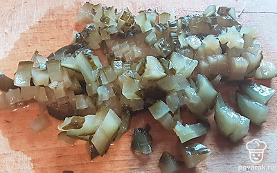 Крупный маринованный огурчик нарежьте кубиками.