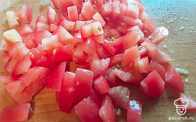 Добавьте в винегрет 2-3 небольших свежих помидора.