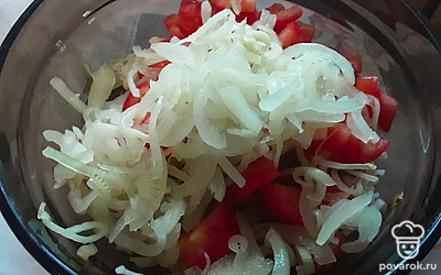 Мелко нашинкуйте небольшую луковицу.