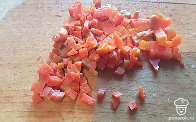 Нарежьте мелкими кубиками вареную морковь.