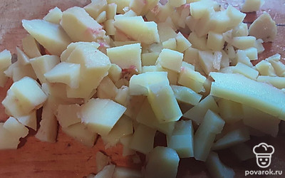 Очистите и нарежьте картофель.