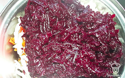 Натрите на крупной терке вареную свеклу, посолите и, по желанию, поперчите винегрет. Полейте растительным маслом и перемешайте ингредиенты.