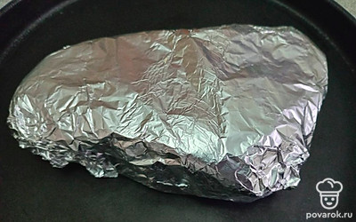 Хорошо заверните. Переложите на противень и поставьте в разогретую духовку. 