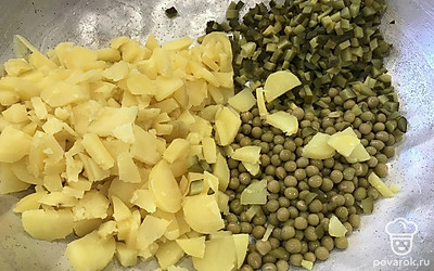 Отварите картошку, морковь, свеклу. Остудите. Очистите кожицу. 
Картошку нарежьте кубиком, соленые огурцы тоже кубиком. Добавьте банку горошка без жидкости.