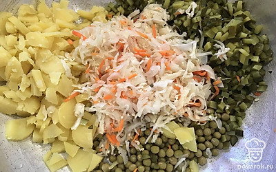 Выложите квашеную капусту.