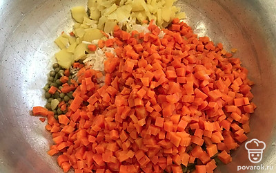 Добавьте морковь отварную, нарезанную кубиком.