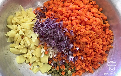 Выложите красный очищенный лук, нарезанный мелким кубиком.