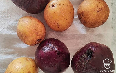 Помойте свеклу и картофель, затем просушите. 