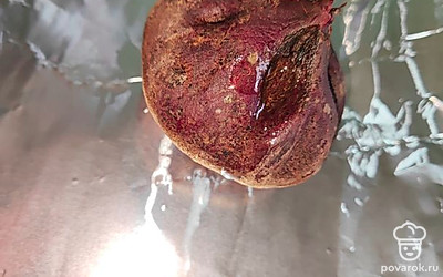 Заверните каждый клубень в отдельный кусочек фольги. По желанию можно добавить несколько капель масла.