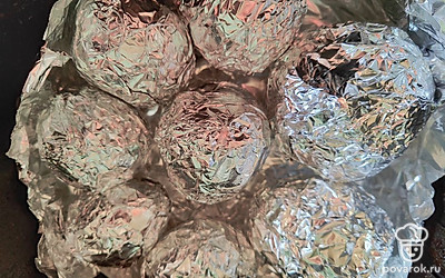 Переложите завернутые овощи в чашу аэрогриля или противень, отправьте в духовку. Запекайте при 175 градусах до готовности. В моем аэрогриле картофель был готов через 35 минут, а свекла через 50.