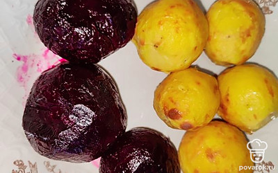 Дайте овощам пару часов полностью остыть в фольге. После чего очистите их. 