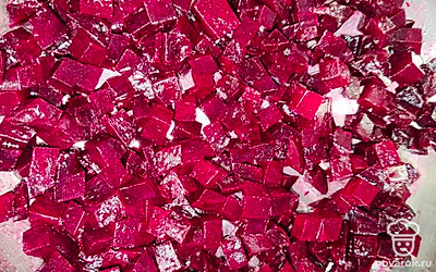 Нарежьте свеклу мелким кубиком и перемешайте с небольшим количеством масла. 