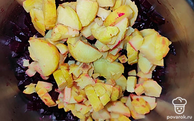 Картофель нарежьте таким же кубиком, добавьте к свекле.