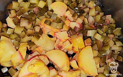 Огурцы нарежьте чуть мельче и отправьте их в салат. 