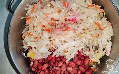 Добавьте в винегрет квашеную капусту (желательно домашнюю) и консервированную фасоль. 