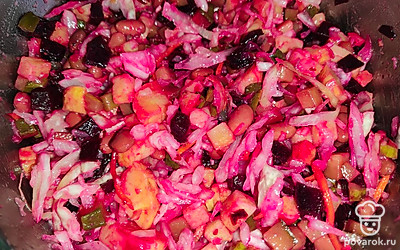 Добавьте подсолнечное или подсолнечно-оливковое масло и аккуратно, но тщательно, перемешайте салат. 