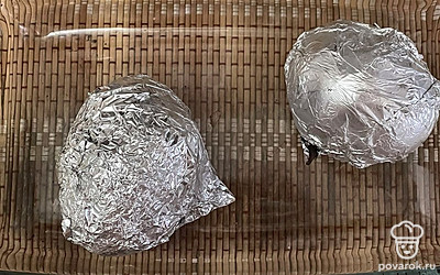 Свеклу заверните в фольгу и запеките в духовке до готовности. Картофель и морковь отварите до готовности.