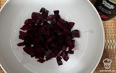 Свеклу нарежьте кубиком и поместите в салатник.