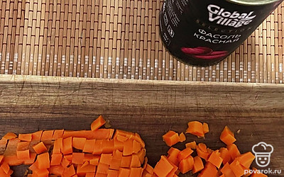 Морковь нарежьте кубиком и добавьте к овощам.