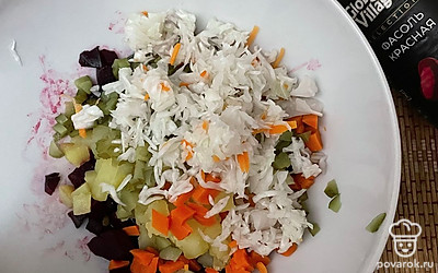 Добавьте квашеную капусту.