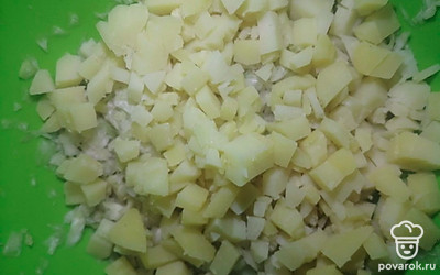 Режем картофель кубиком. И так 5 средних картофелин.