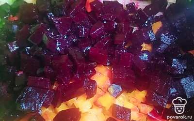 Шинкуем морковь средних размеров. Свеклу одну большую нарезаем кубиком. 