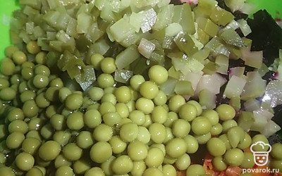 Добавляем 2 средних маринованных огурца и банку зеленого горошка. Хорошо перемешиваем. 